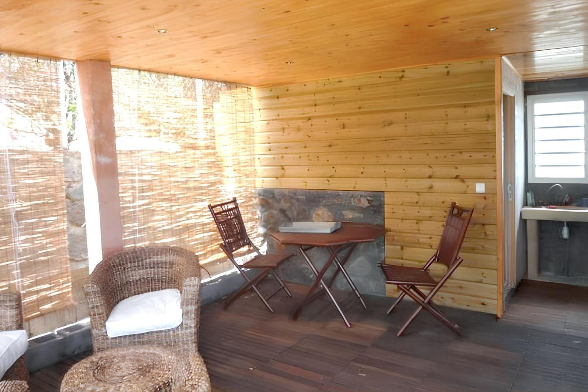 Bungalow d'une chambre avec vue sur la mer jardin clos et wifi a Saint Leu a 2 km de la plage Extérieur photo